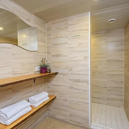 House And Sauna House With Garden In The City Hébergement de vacances